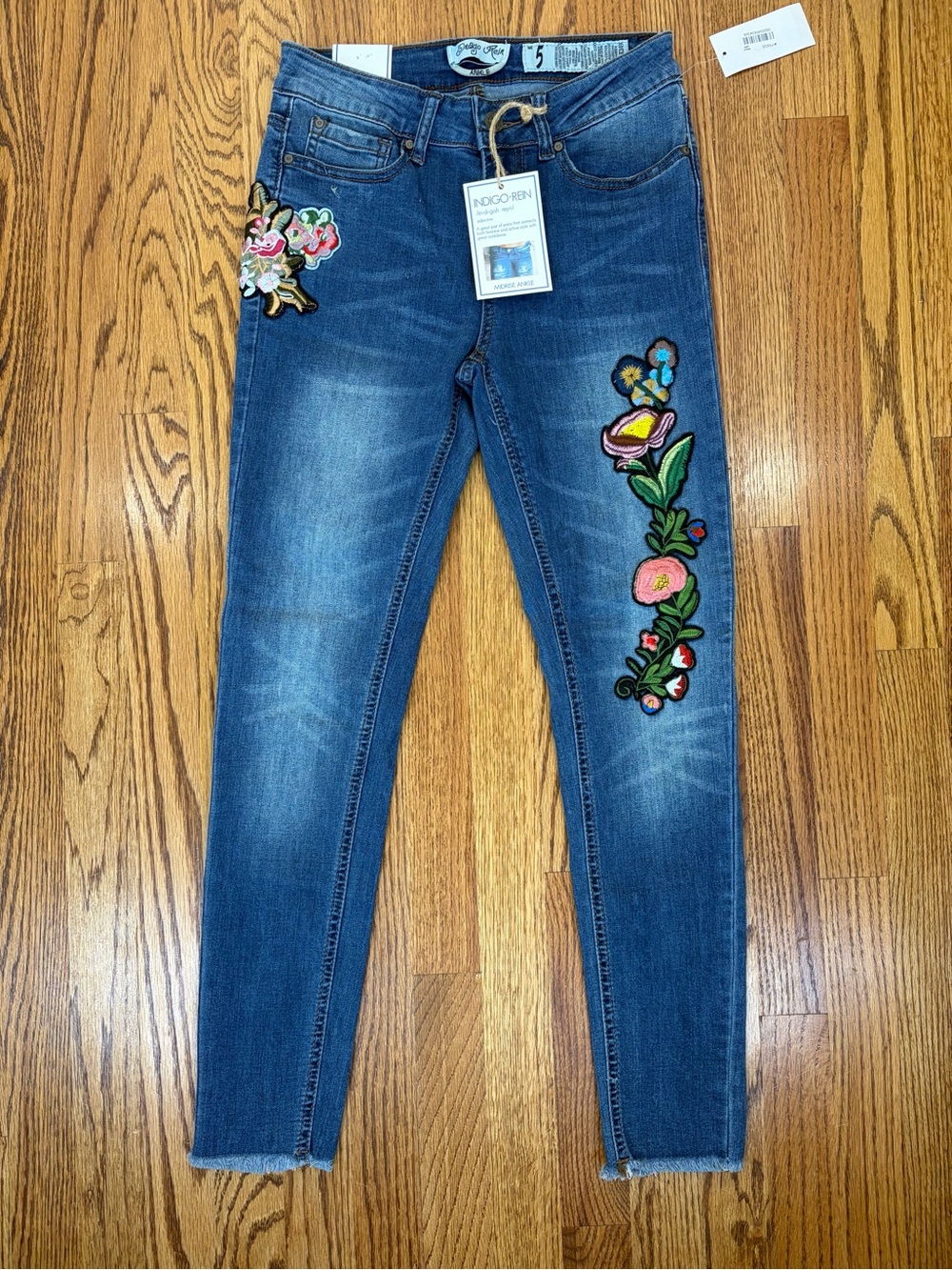 NWT Indigo Rein Dark Blue Skinny Jeans with Floral Embroidery (5)